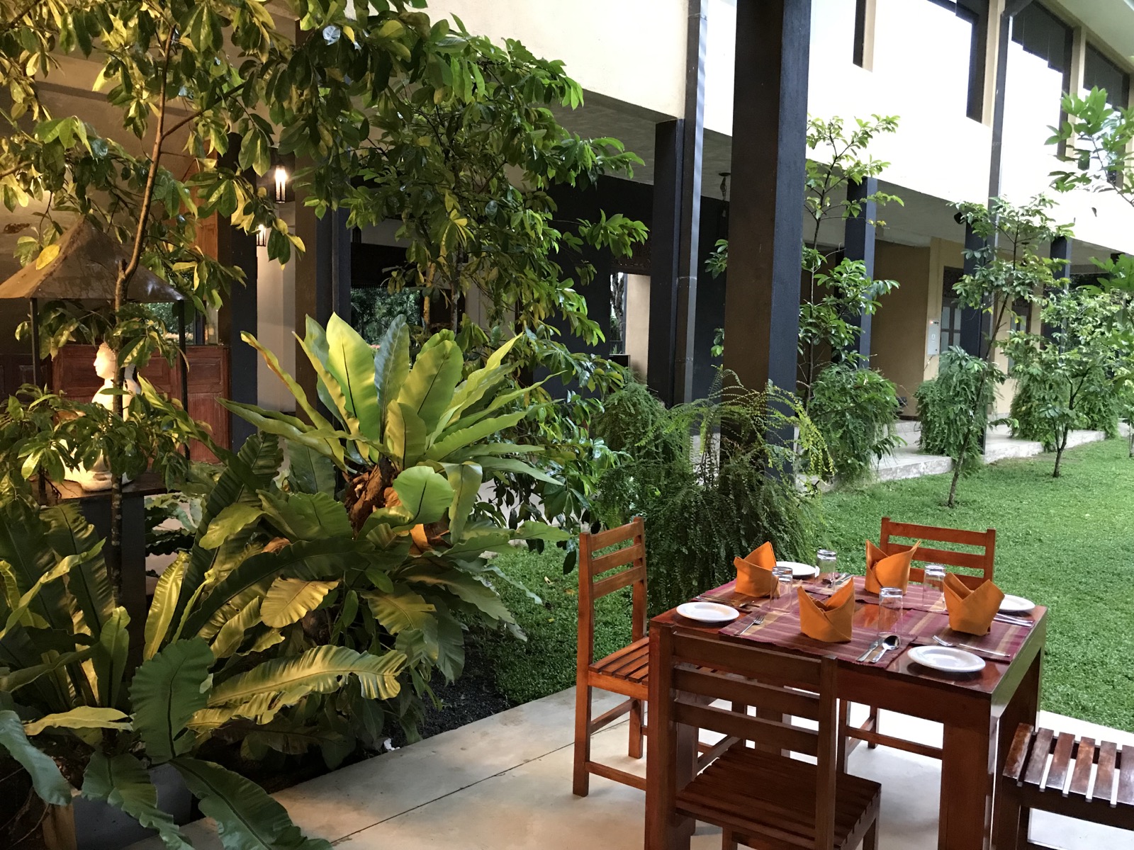 Outdoor restaurant table at Paaruwa